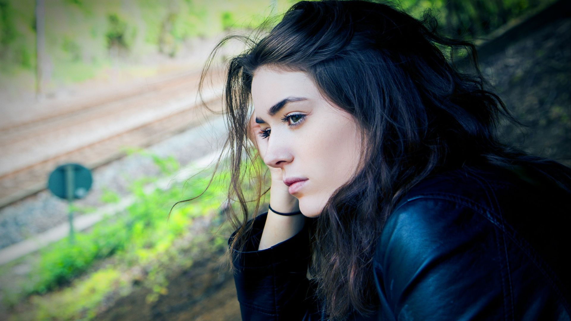 woman sitting outdoor during daytime