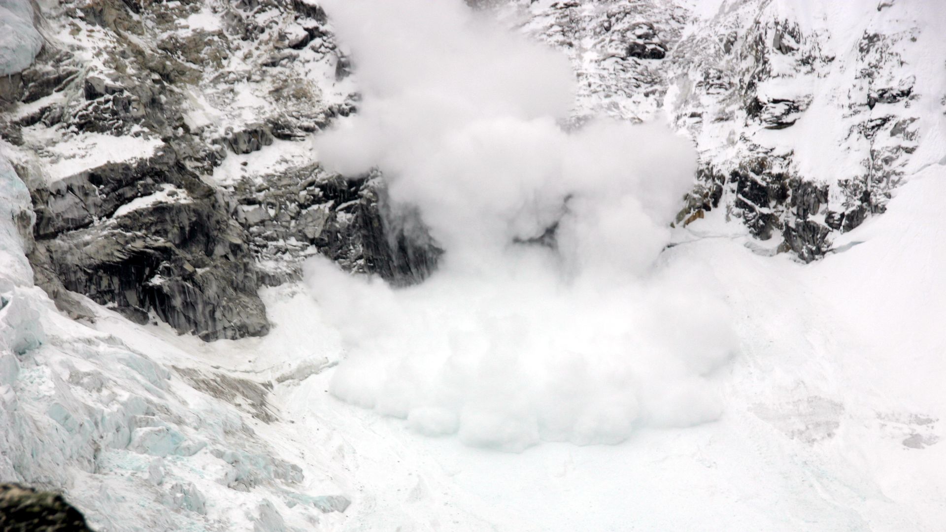 File:Gorak Shep to Everest Base Camp-24-Lawine-2007-gje.jpg
