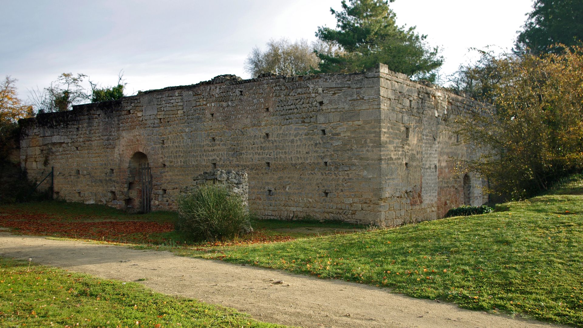 File:Doué-la-Fontaine (Maine-et-Loire) (38467242392).jpg