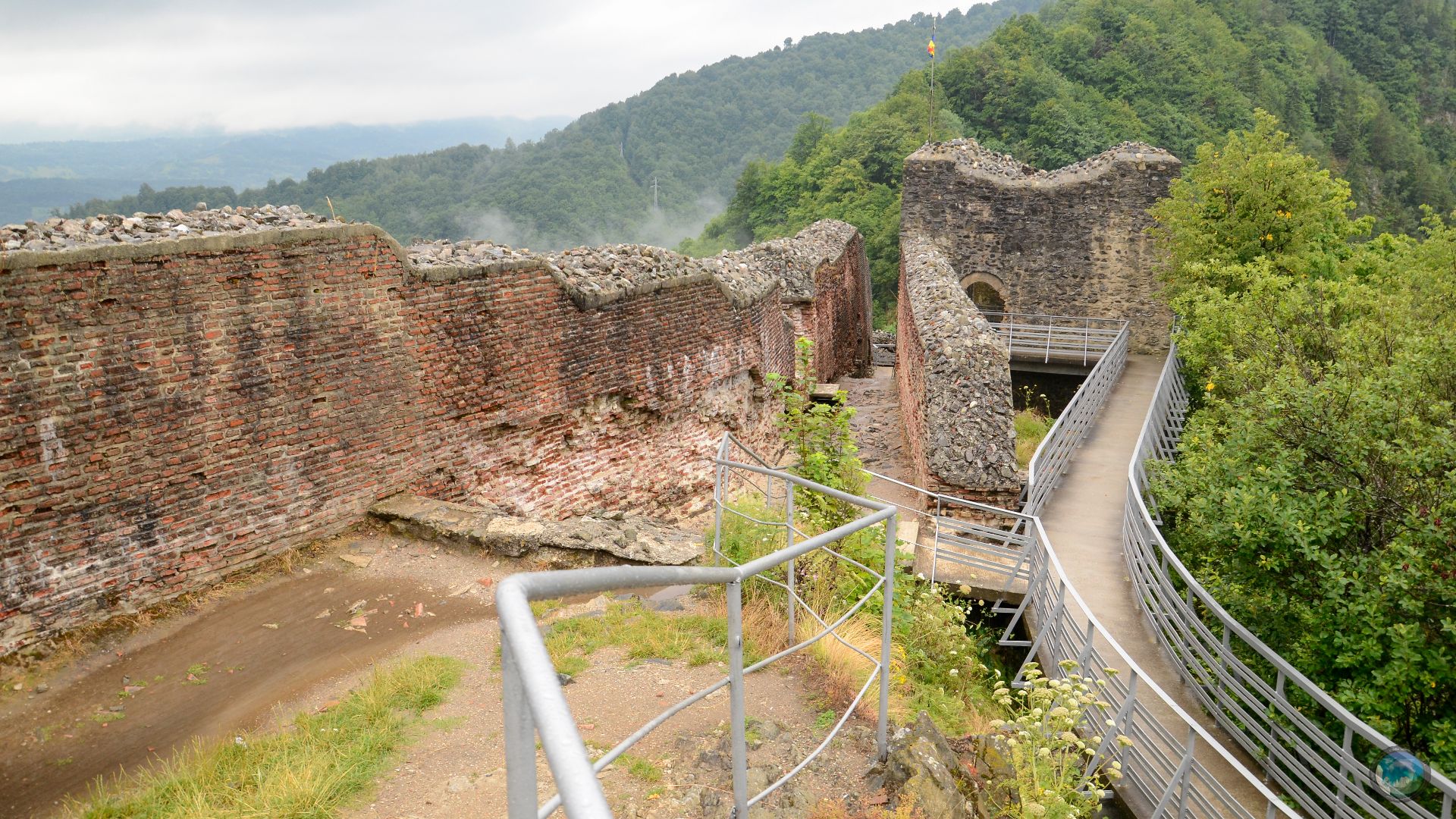 File:Cetatea Poenari 9.jpg