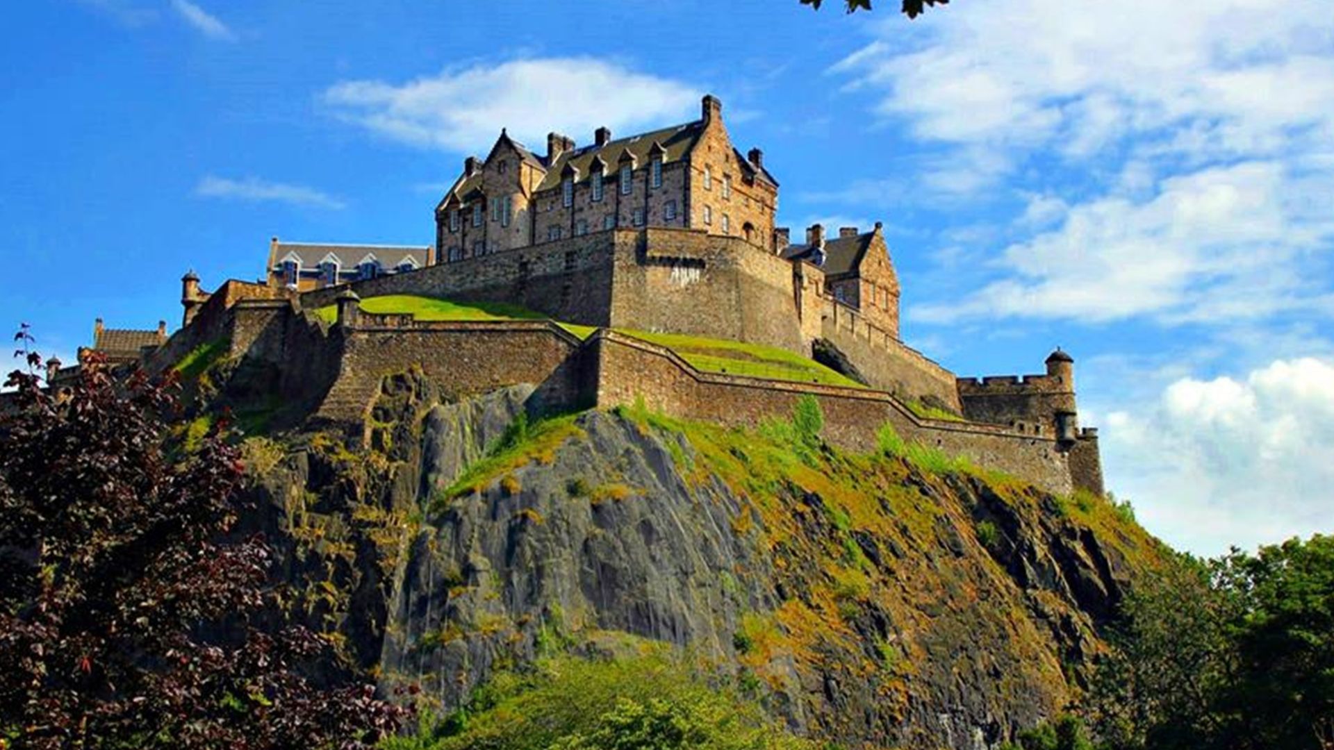 File:Edinburgh Castle from Yogan's Atelier.jpg
