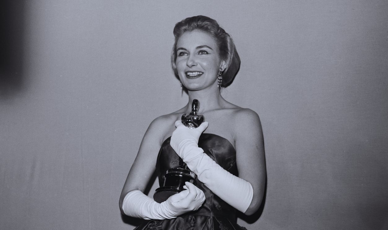 Gettyimages - 2148591373, 30th Academy Awards - Press Room American actress Joanne Woodward, wearing a strapless evening gown with white evening gloves, in the 30th Academy Awards press room, at the RKO Pantages Theatre in the Hollywood neighbourhood of Los Angeles, California, 26th March 1958. 