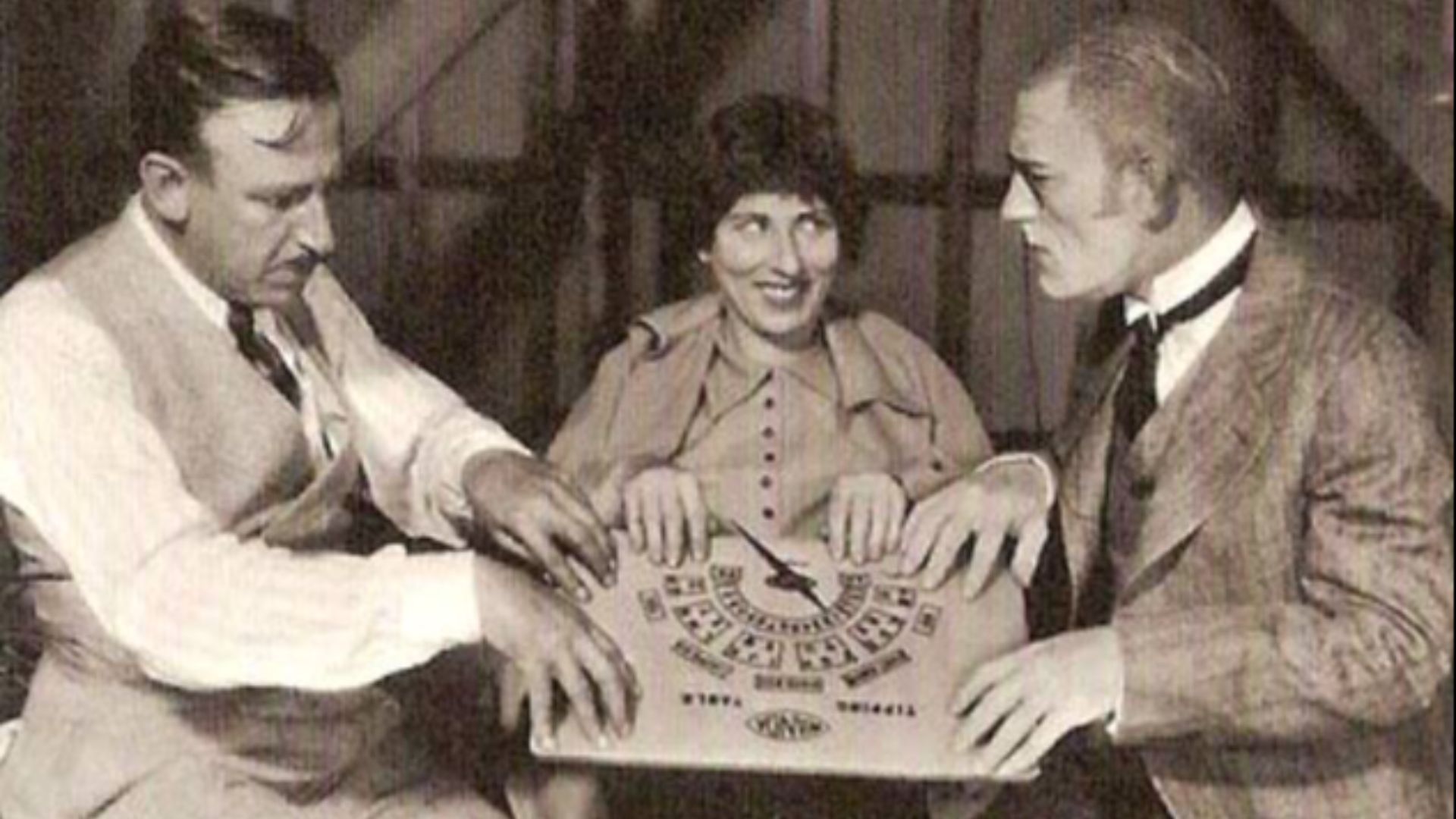 File:Tod Browning, director (R), with (L to R) actors Polly Moran, Lon Chaney, on the set of London After Midnight (1927).jpg