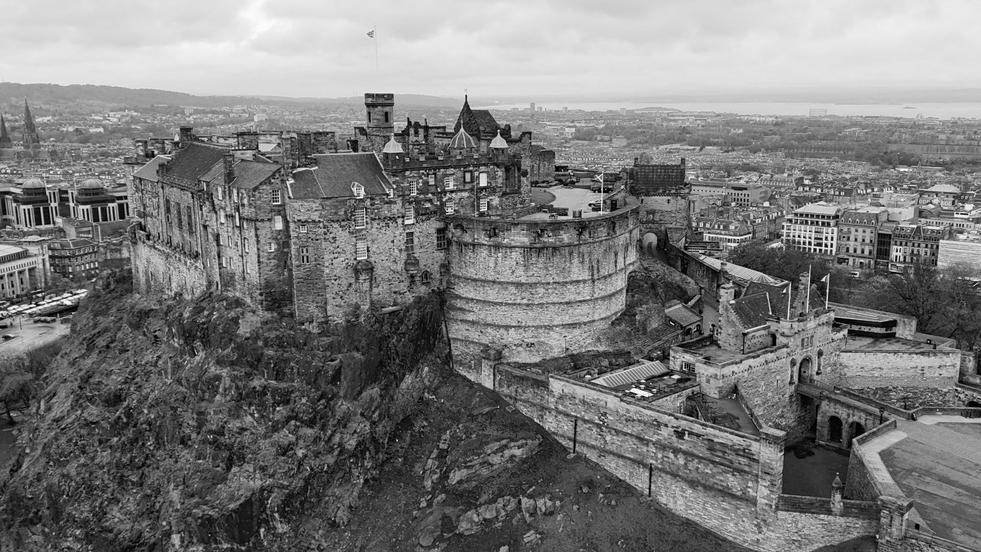 File:Edinburgh Castle - aerial - 2025-04-19 03.jpg