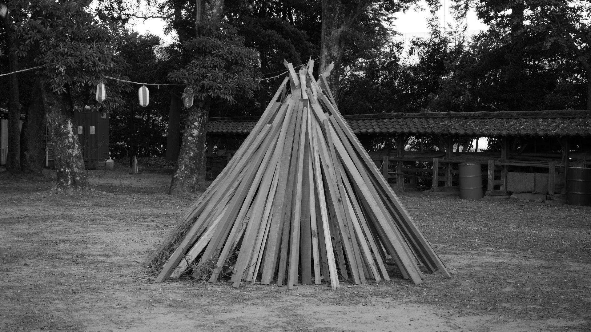 File:Firewood in Furihashi shrine.jpg