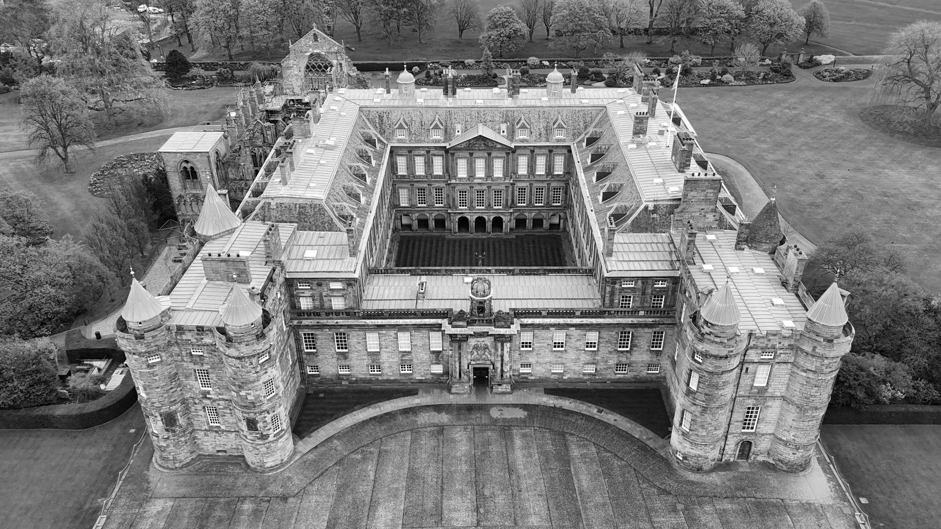 File:Holyrood Palace - aerial - 2025-04-19 04.jpg