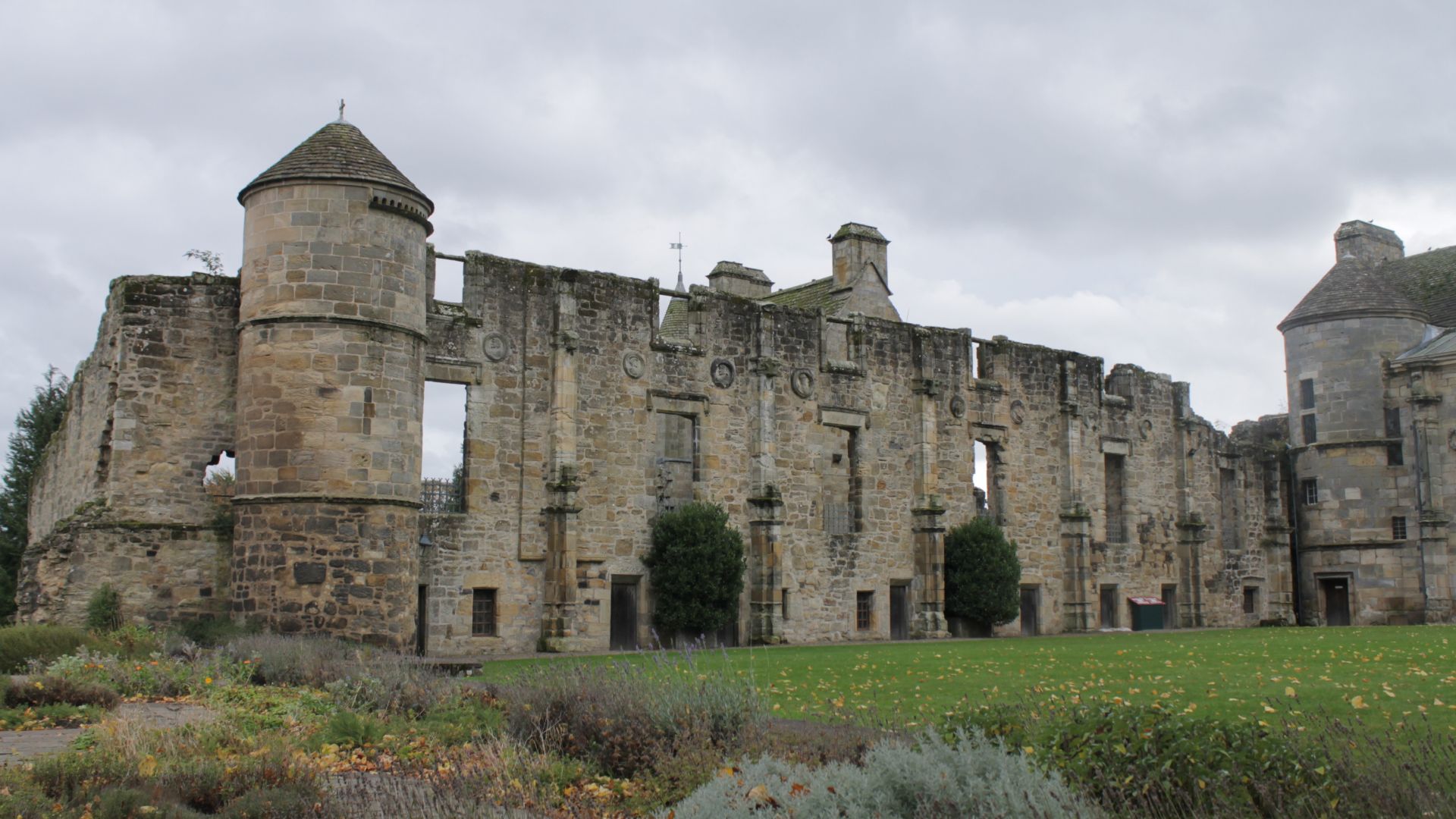 File:Falkland Palace, north wing from NW.jpg