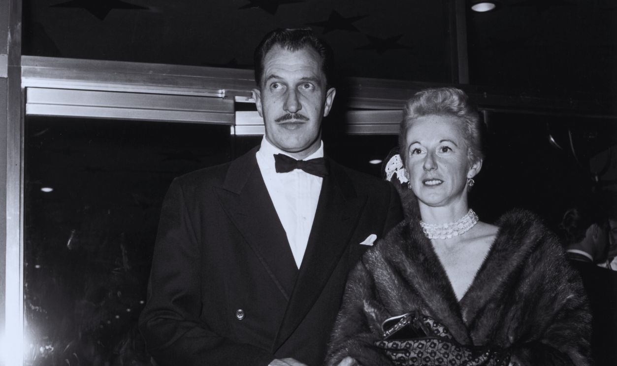 Gettyimages - 3233680, High And Mighty 14th June 1954: EXCLUSIVE American actor Vincent Price (1911 - 1993) and his wife, Mary, enter a theater for the premiere of director William Wellman's film, 'The High and the Mighty,' Hollywood, California.
