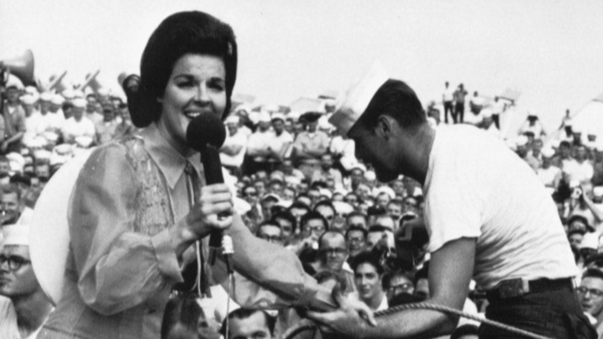 File:Anita Bryant with a sailor during Bob Hope show on USS Ticonderoga (CVA-14) in December 1965.jpg