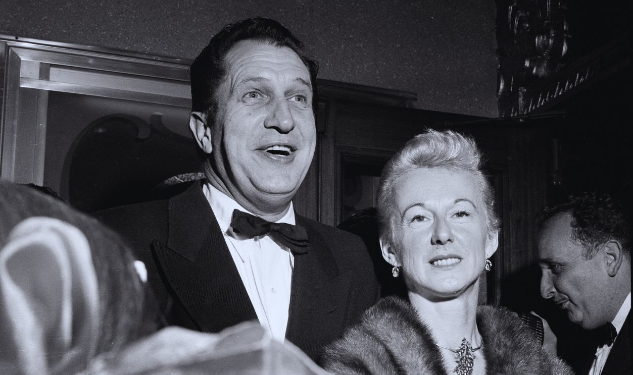 Gettyimages - 533740619, Vincent Price LOS ANGELES,CA - JANUARY 26,1956: Actor Vincent Price and his wife costume designer Mary Grant Price attend the premiere of 