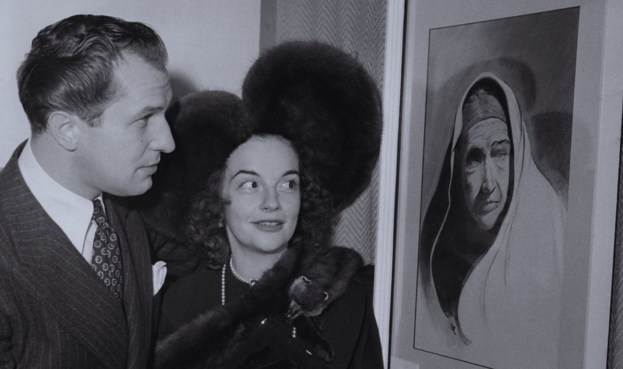 Gettyimages - 2167110745, Vincent Price and Edith Barrett looking at a charcoal drawing of Maria Ouspenskaya 