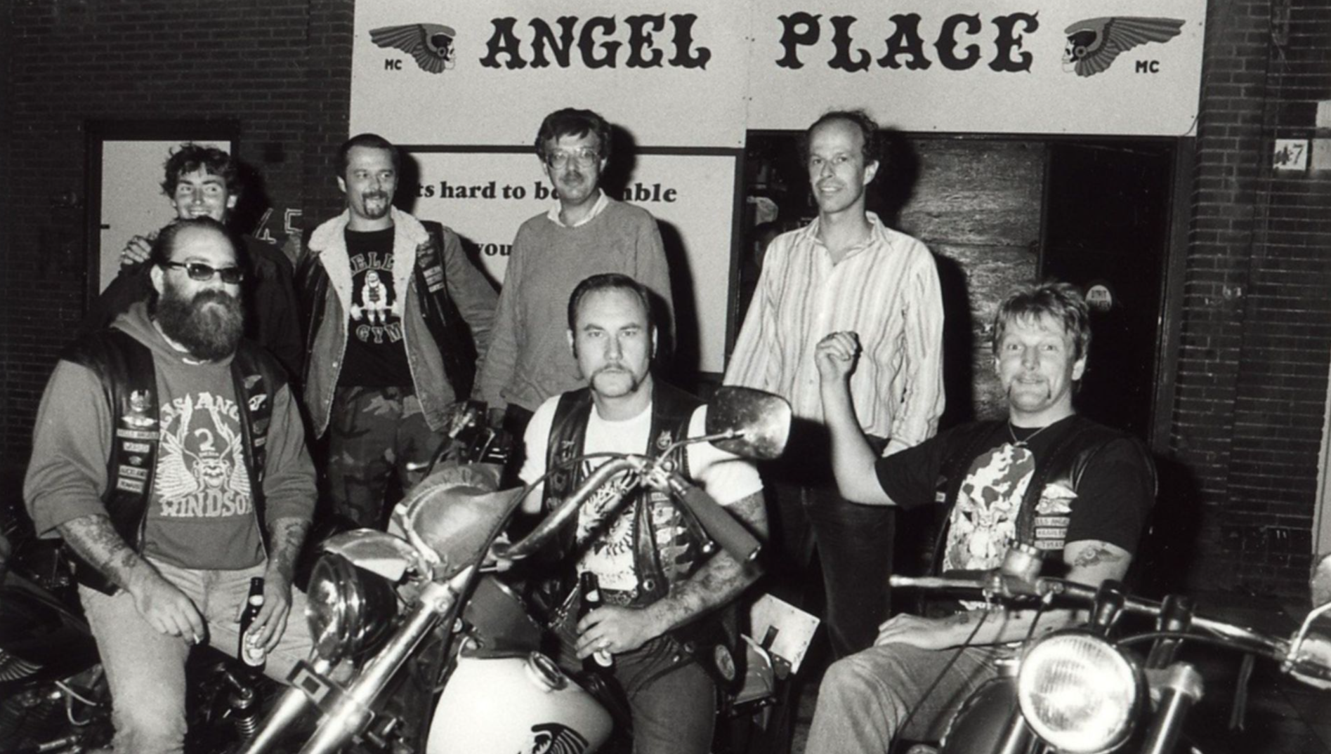 File:Haarlemse politici op bezoek bij de Hells Angels aan de Parklaan 45. Aangekocht in 1988 van United Photos de Boer. - Negatiefnummer 28098 k 34. - Gepubliceerd in het Haarlems Dagblad van 11.09.1987.jpg