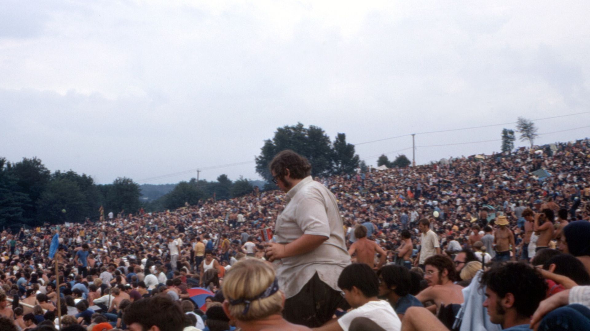 File:Scoring a beverage and finding his spot.jpg