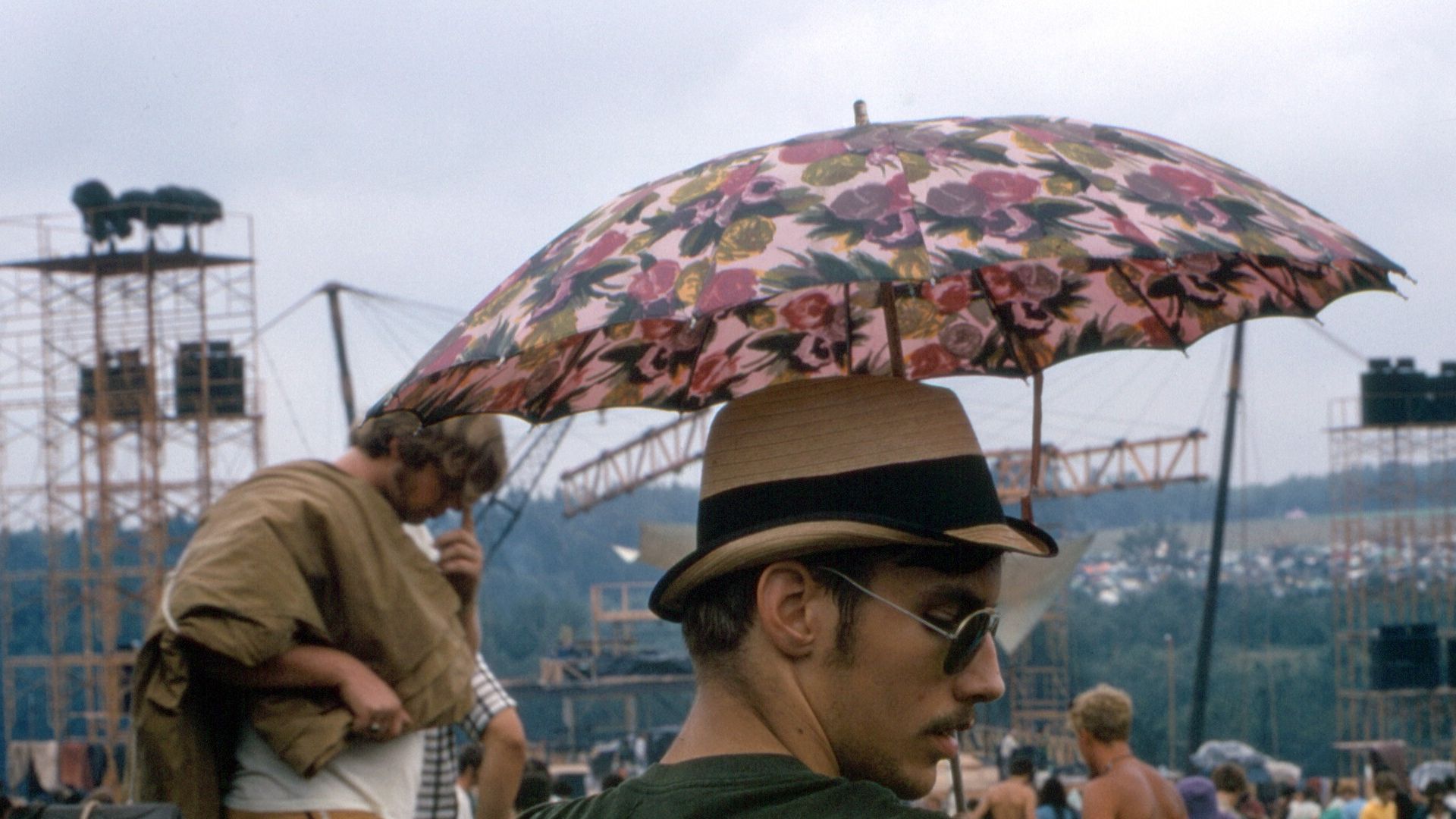 File:Parasol for the sun on the Woodstock festival field.jpg