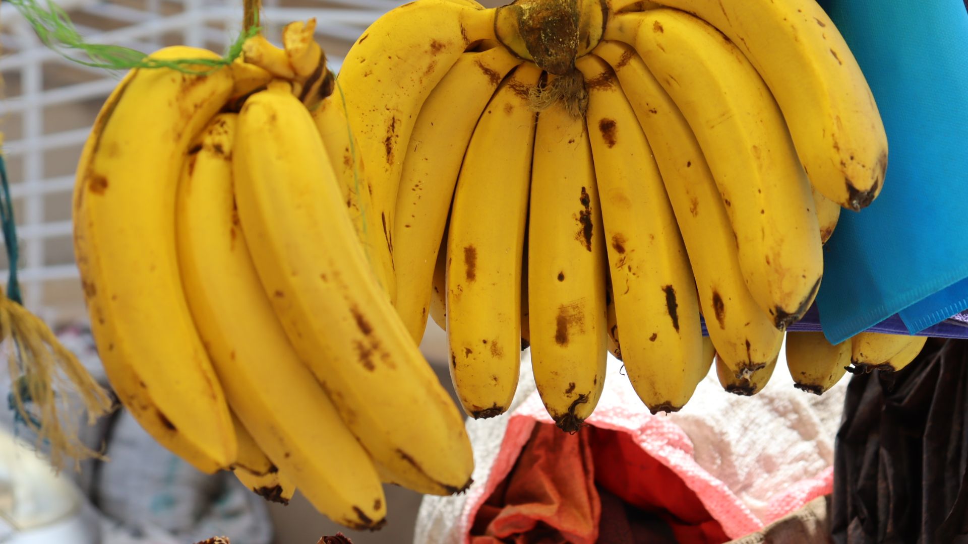 File:Banana Street Vendor Kenya.jpg