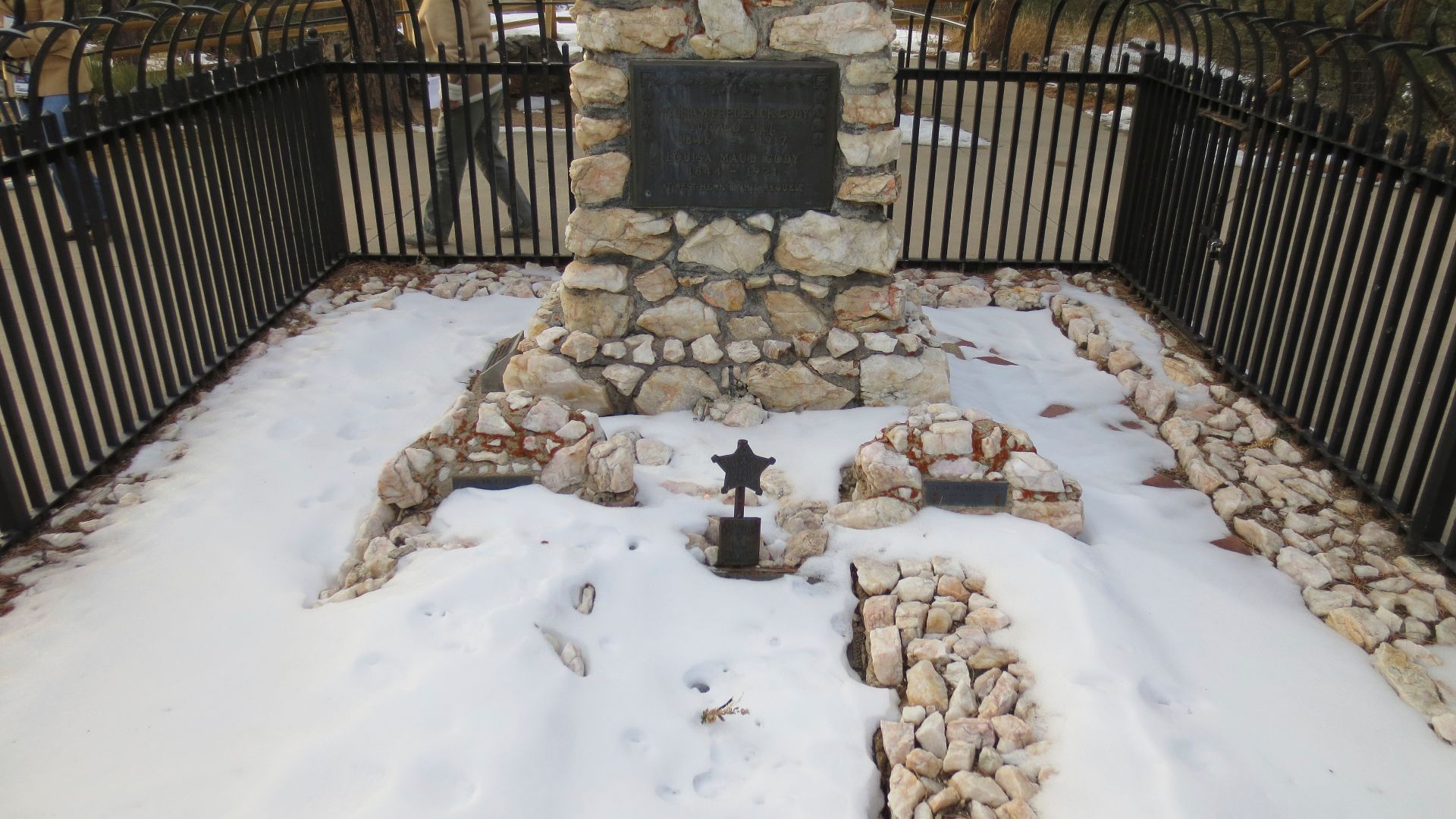 File:Gravesite of William