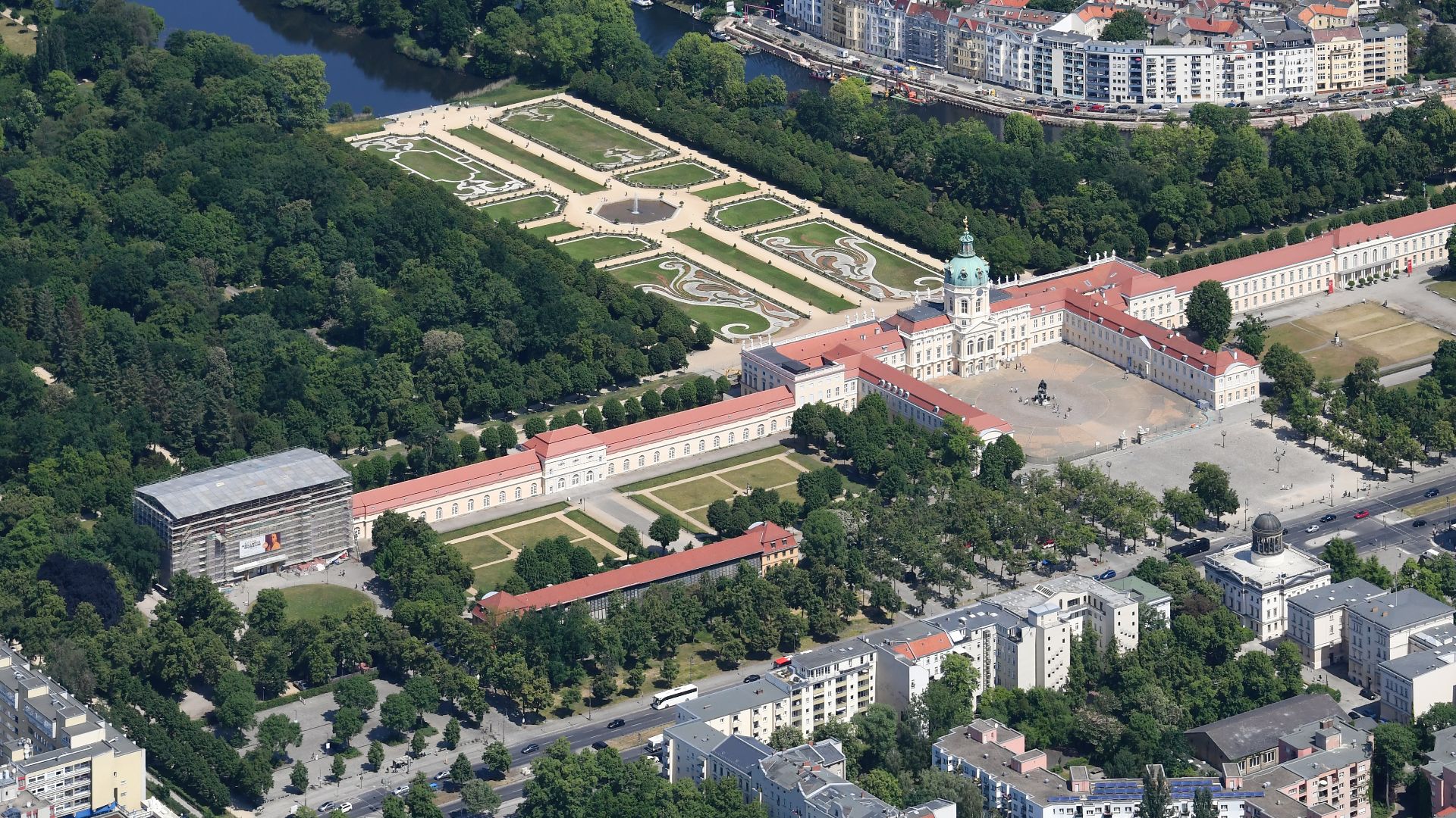 File:Aerial image of Schloss Charlottenburg (view from the southwest).jpg