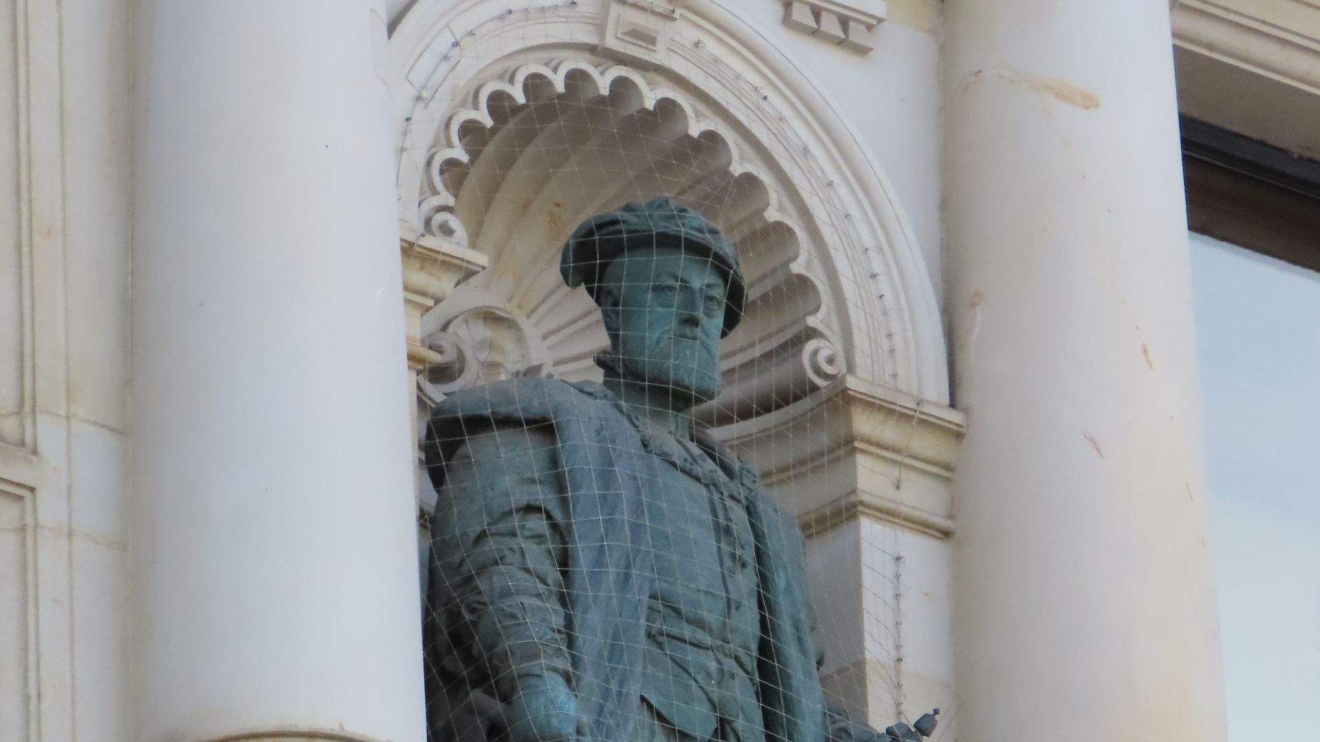 File:Hamburg Rathaus Statue Charles V 01.jpg