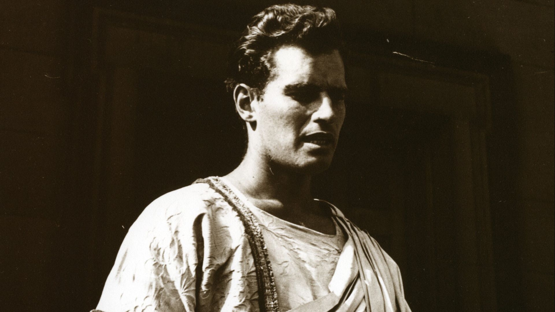 File:Charlton Heston as Antony, 1950, B&W image by Chalmers Butterfield.jpg