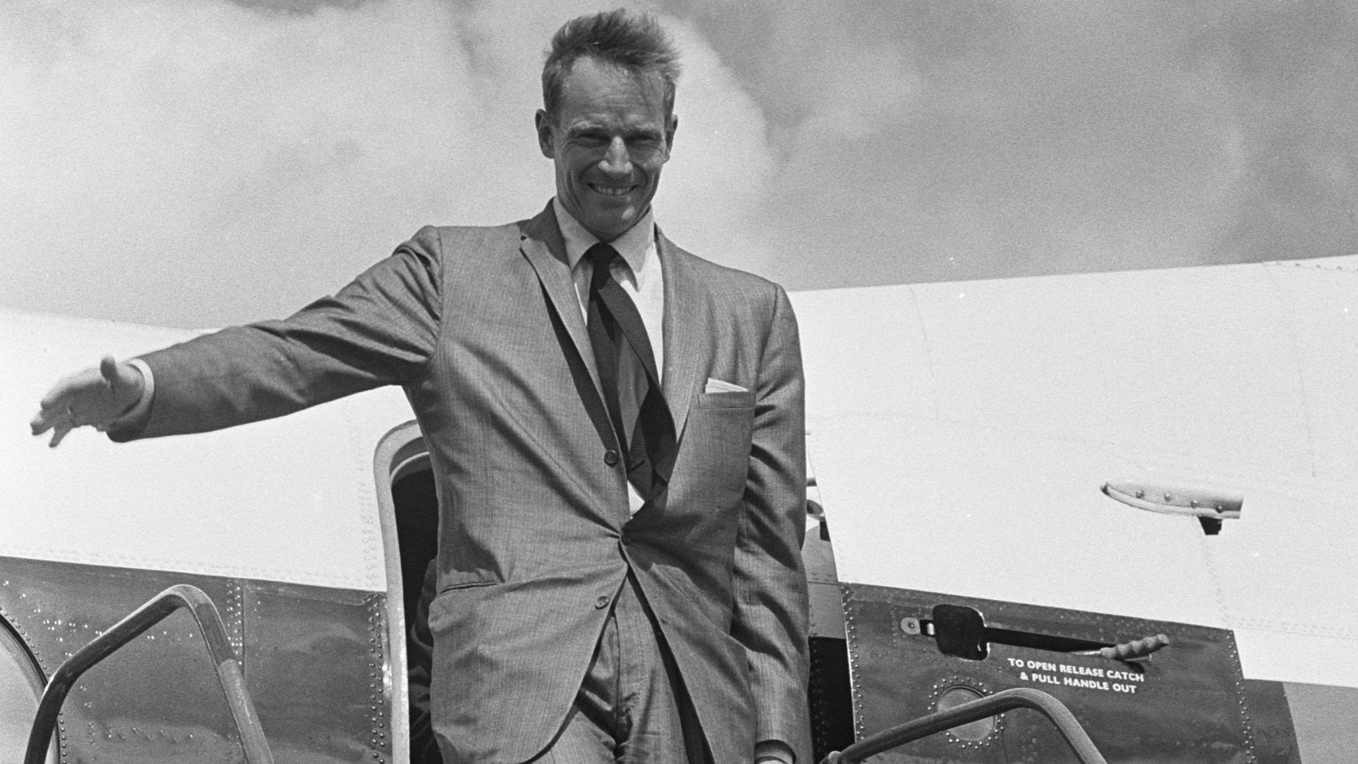File:Charlton Heston in Nederland om premiere film 55 Dagen Peking (55 Days at Pek, Bestanddeelnr 915-2790.jpg