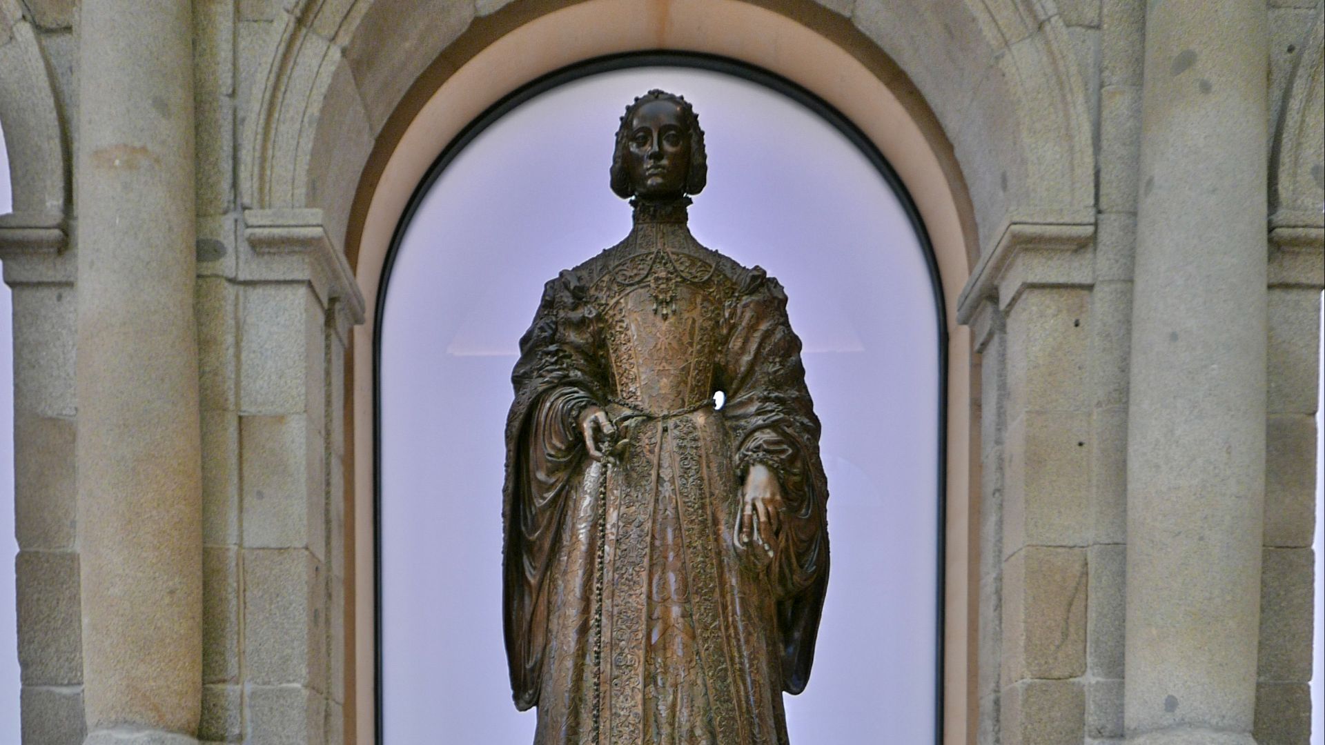 File:Isabel de Portugal, Pompeo Leoni.jpg