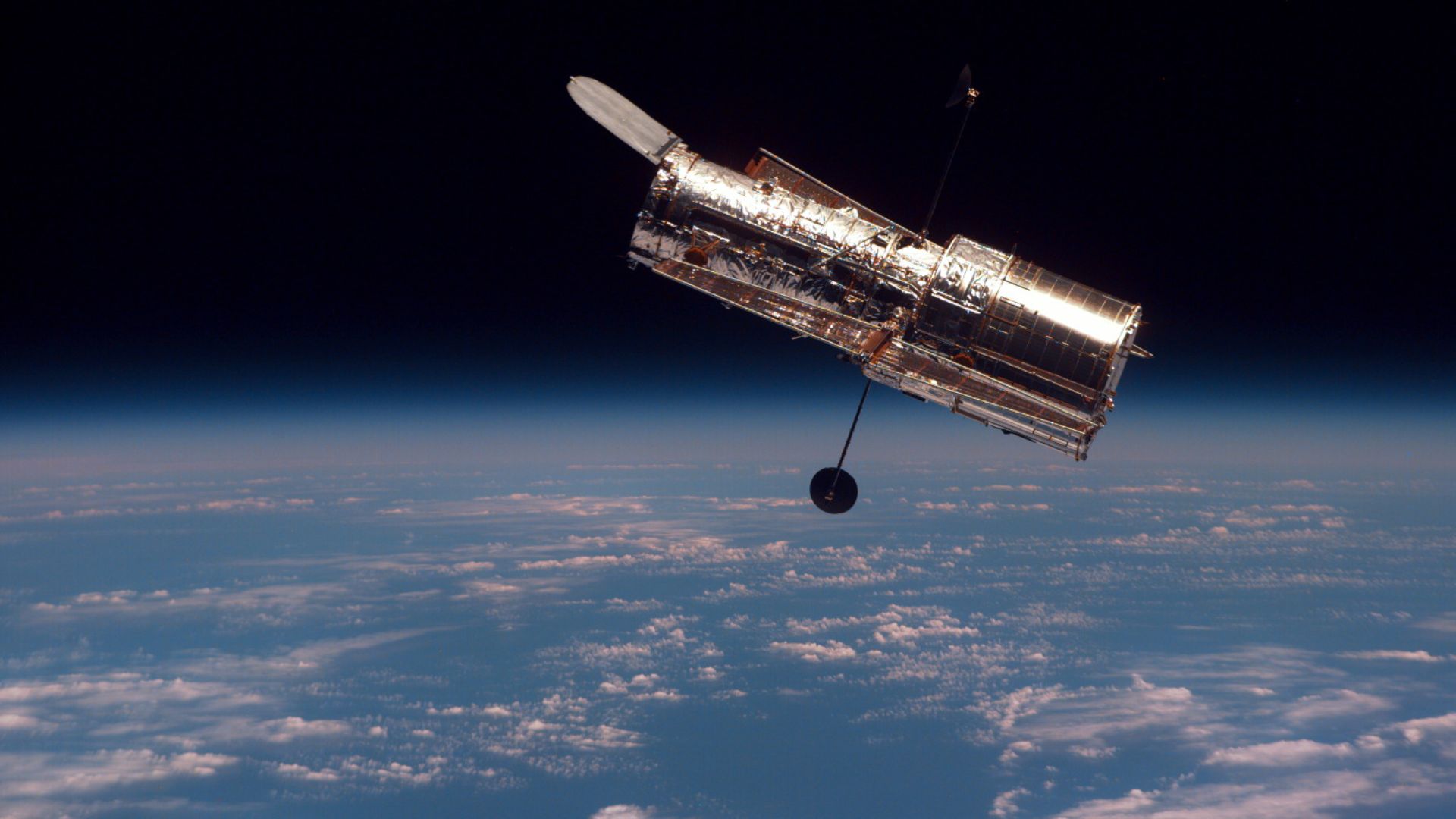 File:Hubble Space Telescope (27946391011).jpg