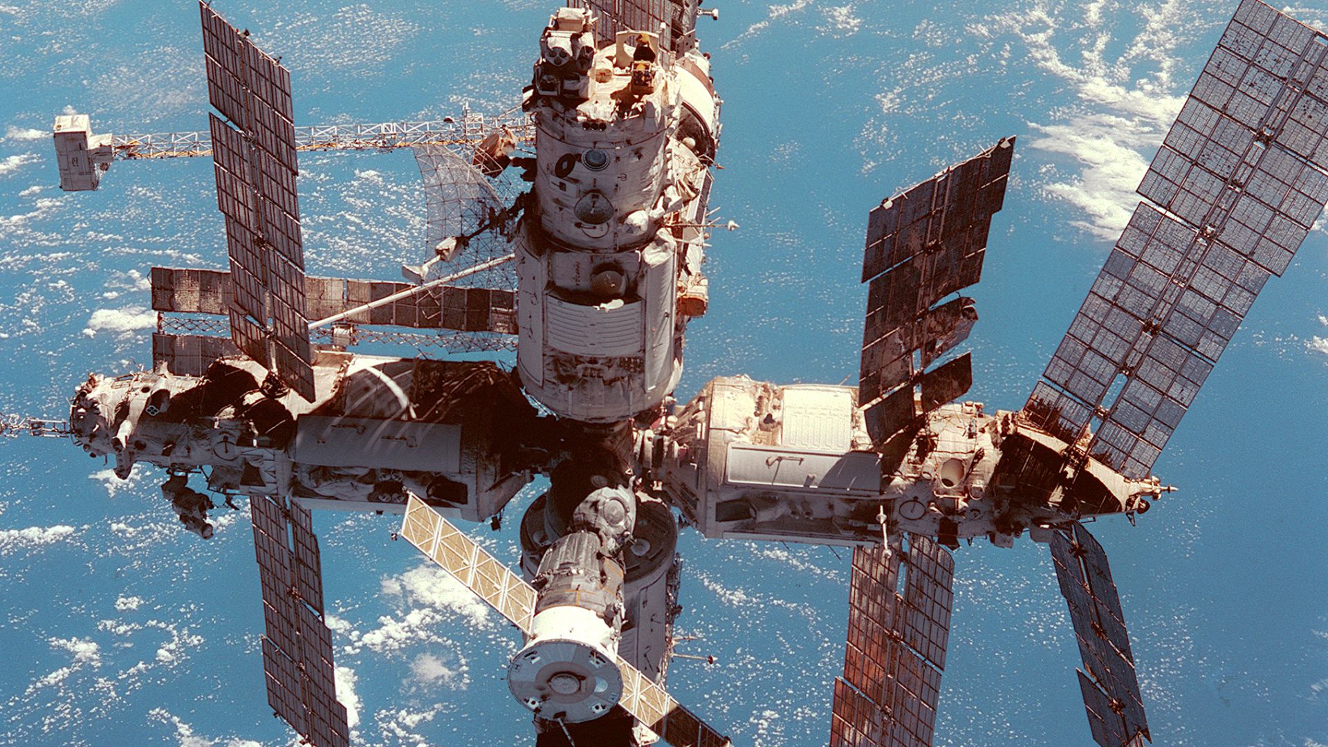 File:Mir on 12 June 1998edit1.jpg