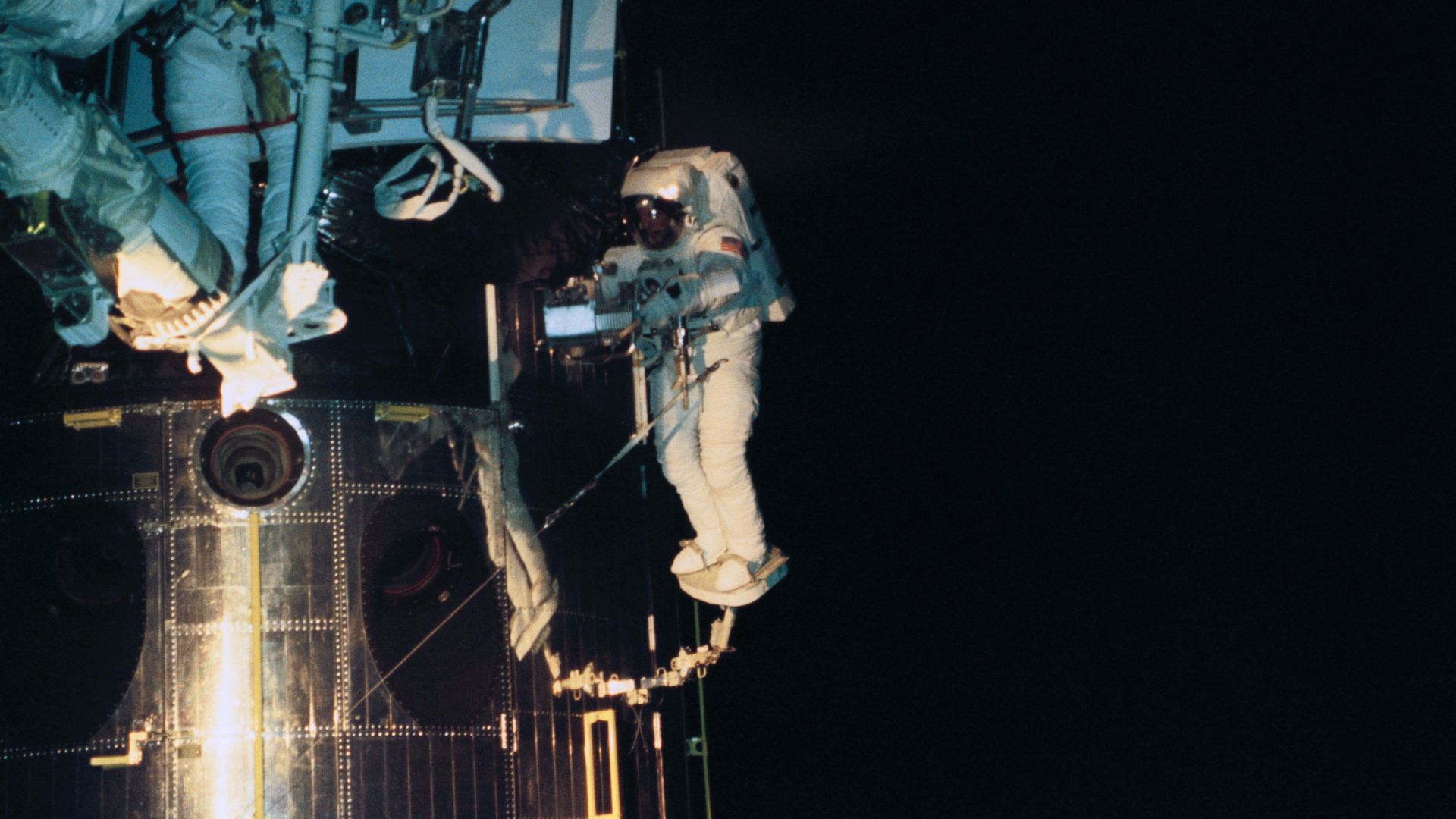 File:Astronaut Jeffrey Hoffman works with Replacement Wide Field Planetary Camera (27514163464).jpg