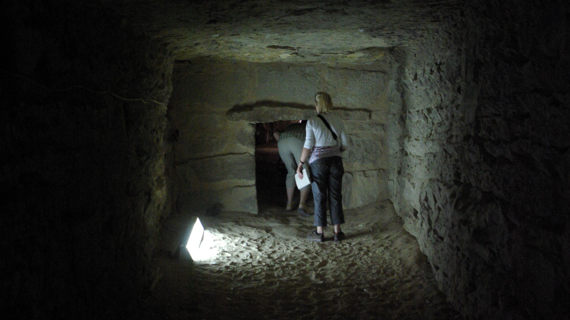 File:Saqqara BW 18.jpg