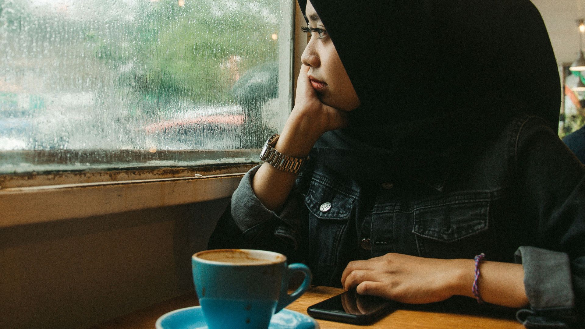 woman wearing black hijab