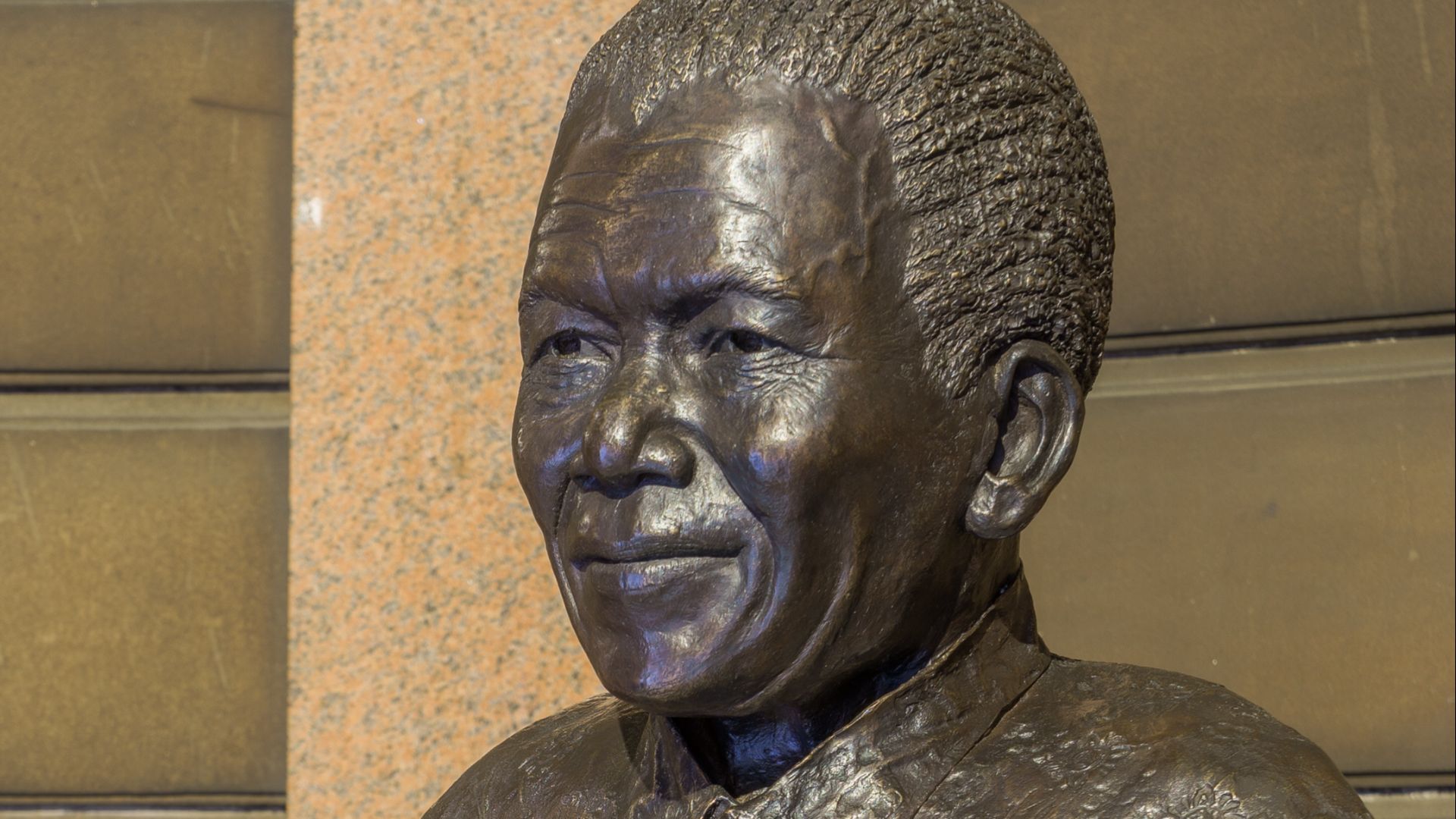 File:Glasgow City Chambers - Nelson Mandela - 1.jpg