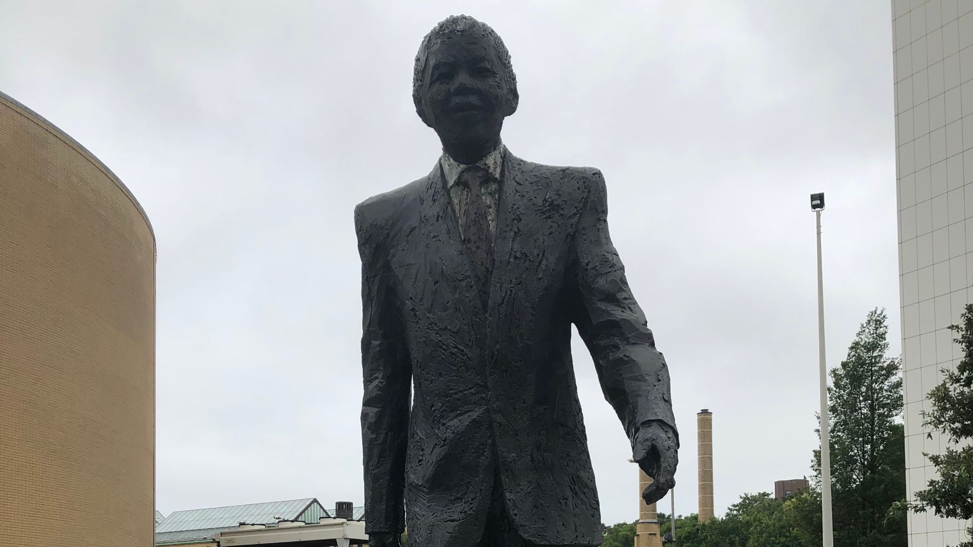 File:Nelson Mandela beeld Den Haag 02.jpg