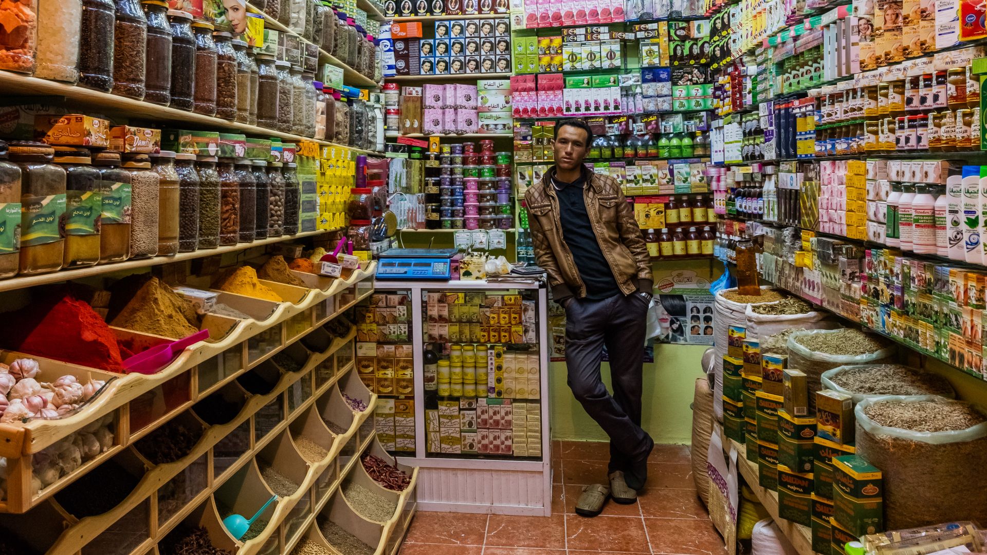 File:Comercio en la plaza del 9 de abril de 1947, Tánger, Marruecos, 2015-12-11, DD 78.JPG