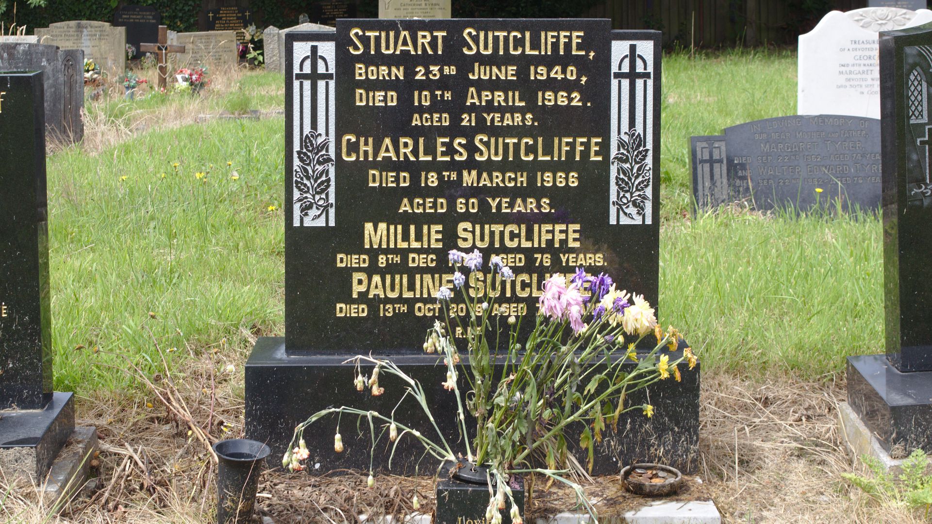 File:Grave of Stuart Sutcliffe at St Michael's Church, Huyton.jpg