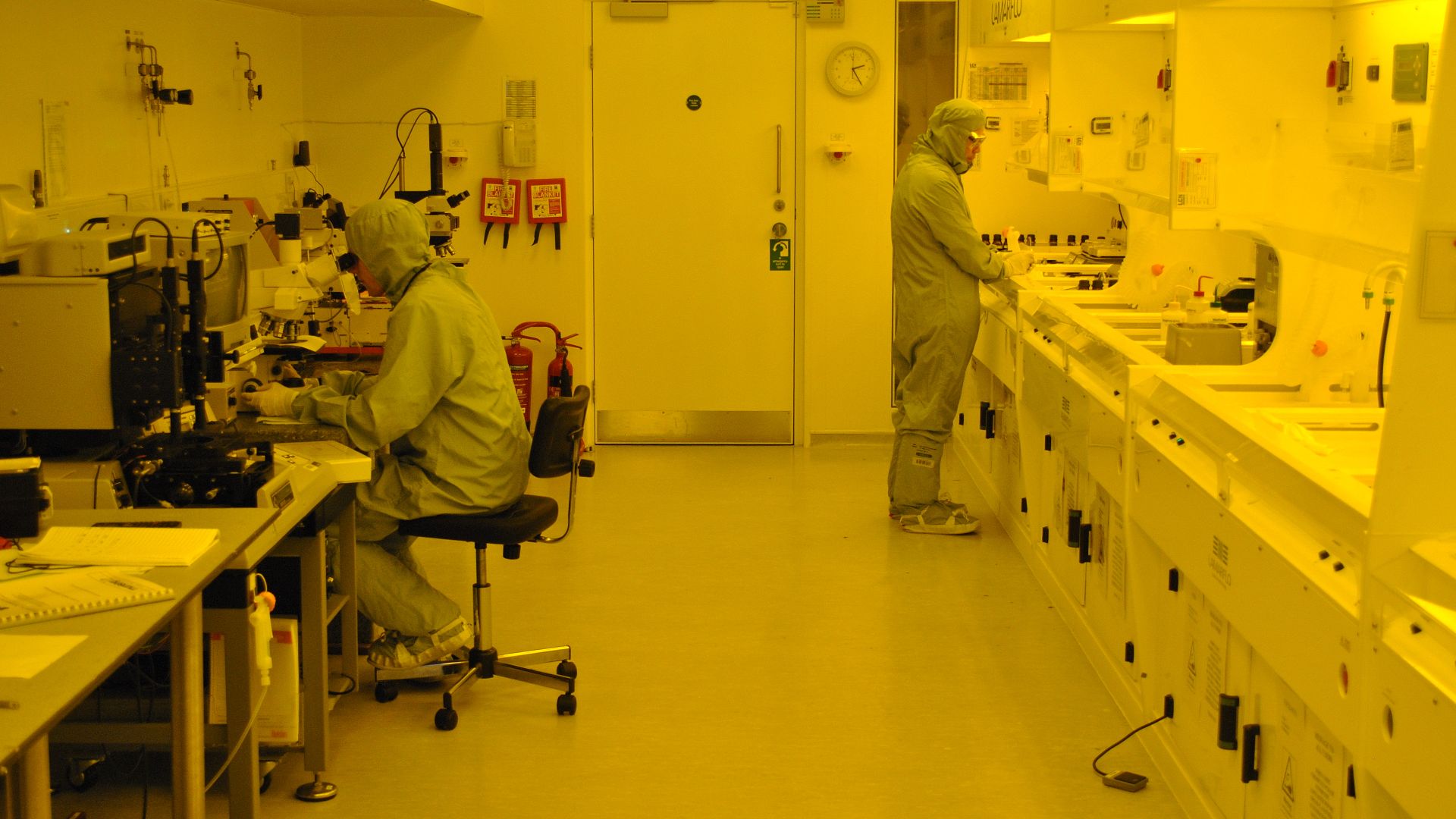 File:Cleanroom - photolithography lab (9148360385).jpg