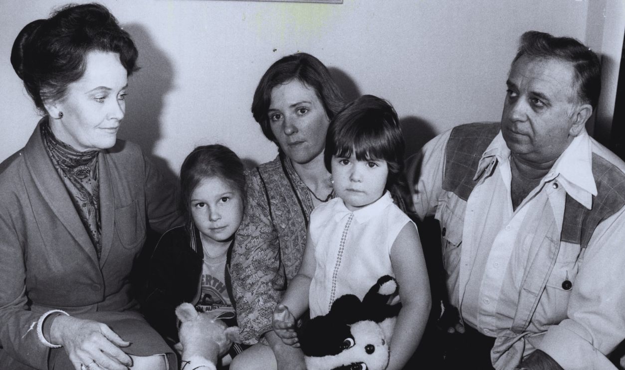 Gettyimages - 1081467094, A meeting with the American ghost hunters and the woman frightened out of her Gladesville home, which she claimed is haunted........L. to R. Lorraine Warren, Cherie Evans, 7..Mrs. Wendy Evans, Rebecca Evans, 3...Ed Warren. 