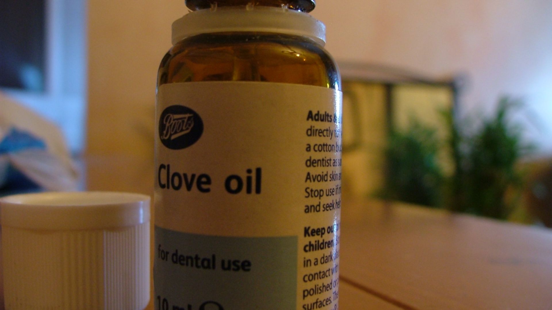 File:Oil of cloves.jpg