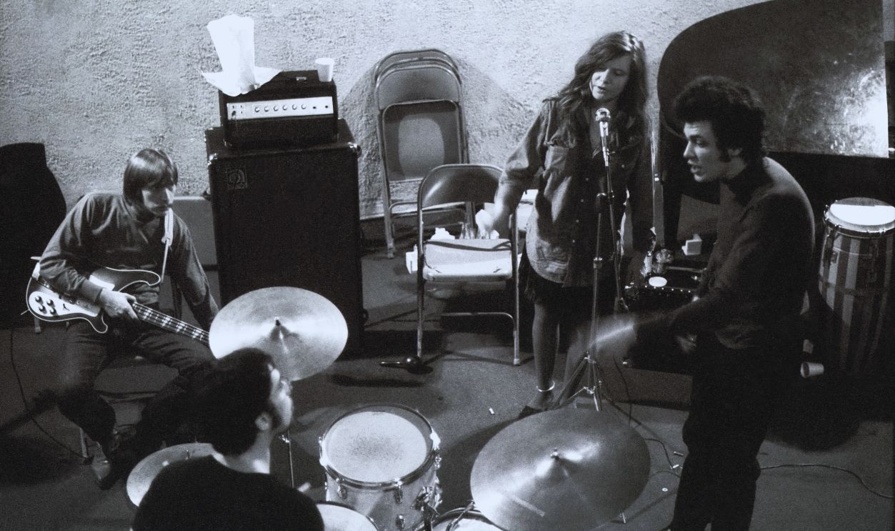 Gettyimages - 459528782, Mike Bloomfield And Janis Joplin MEMPHIS - DECEMBER 20: Guitarist Mike Bloomfield rehearses with Janis Joplin and her new backing band the Kozmic Blues Band at the Stax Records studio on December 20, 1968 in Memphis Tennessee. 