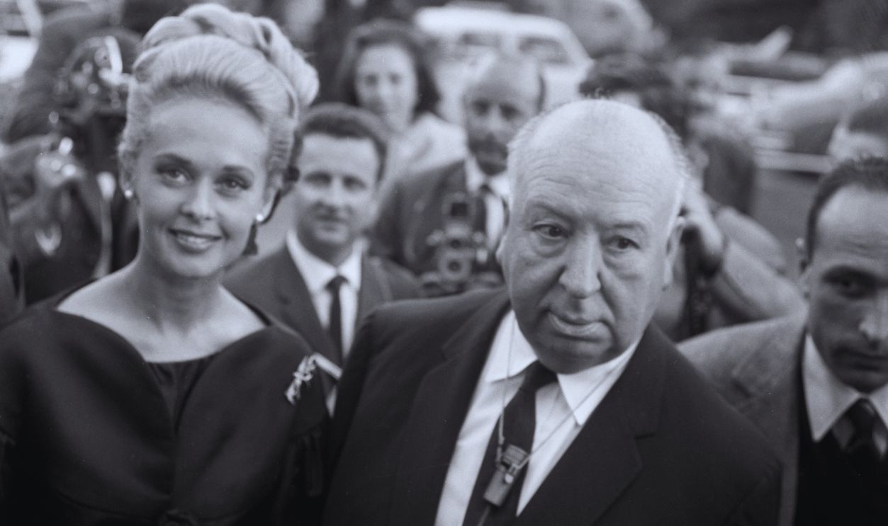 Gettyimages - 1521794879, Tippi Hedren et Alfred Hitchcock à Cannes en 1963 Tippi Hedren et Alfred Hitchcock lors de la présentation du film 'Les Oiseaux' pendant le Festival de Cannes en mai 1963 