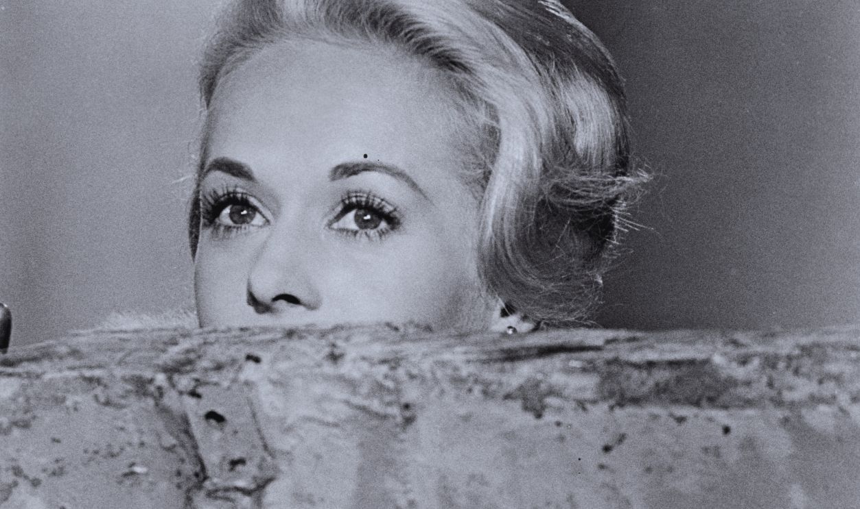 Gettyimages - 127861423, Tippi Hedren In 'The Birds' Tippi Hedren peeking over wall in a scene from the film 'The Birds', 1963.