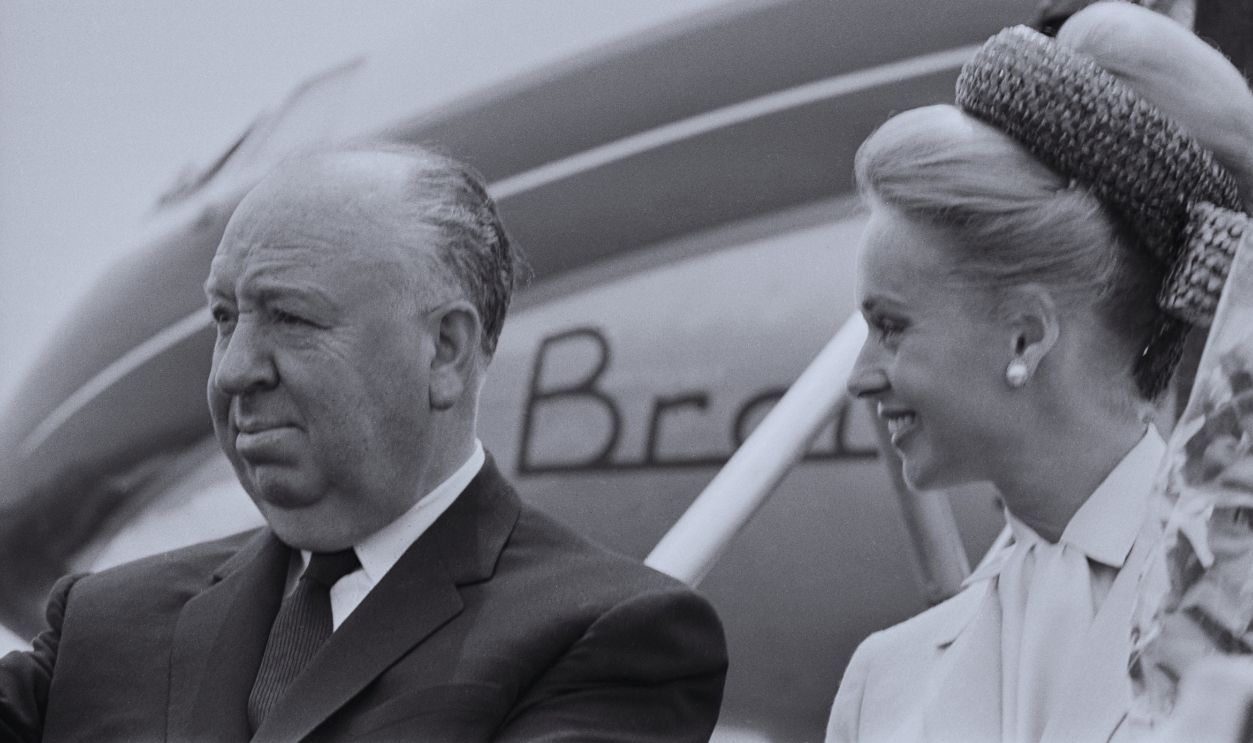 Gettyimages - 1211741247, Alfred Hitchcock et Tippi Hedren à Nice en 1963 Alfred Hitchcock et l'actrice américaine Tippi Hedren à leur descente d'avion à l'aéroport de Nice pour le Festival de Cannes le 11 mai 1963, France. 