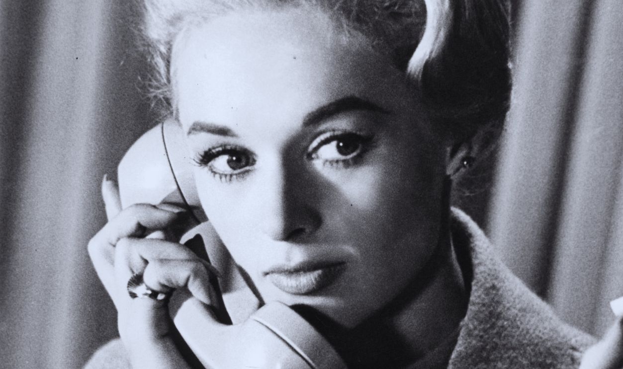 Gettyimages - 127861420, Tippi Hedren In 'The Birds' Tippi Hedren receives phone call in a scene from the film 'The Birds', 1963. 