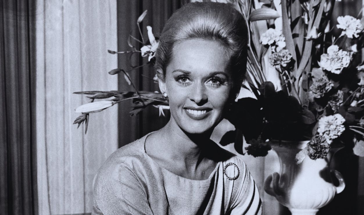 Gettyimages - 613507308, Actress Tippi Hedren, 1963 (Original Caption) Hitchcock's latest discovery...like Grace kelly. 28 year old Tippi Hedren has come over from America to attend the premiere of The Birds, in which she makes her film debut. She was discovered by the producer Alfred Hitchcock while appearing as a model in a TV advert. Photo shows: Tippi Hedren at Claridge's Hotel today. 