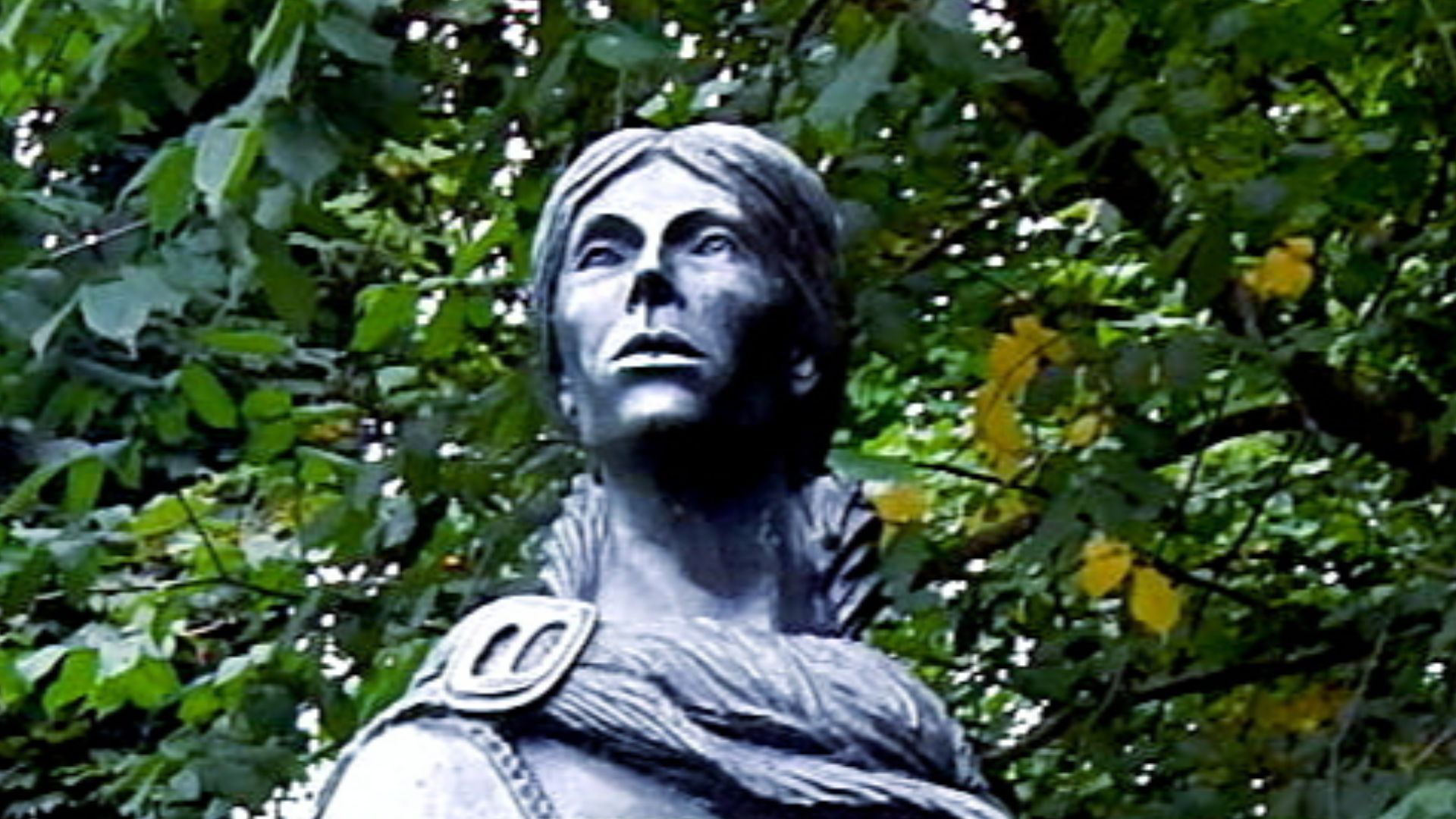 File:Grainne Mhaol Ni Mhaille Statue.jpg
