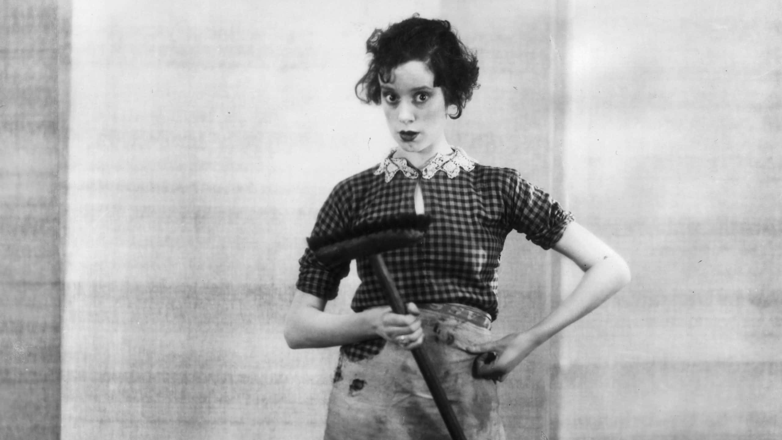  British actress Elsa Lanchester (1902 - 1986) on stage during the Court Theatre's production of 'Outskirts'. 
