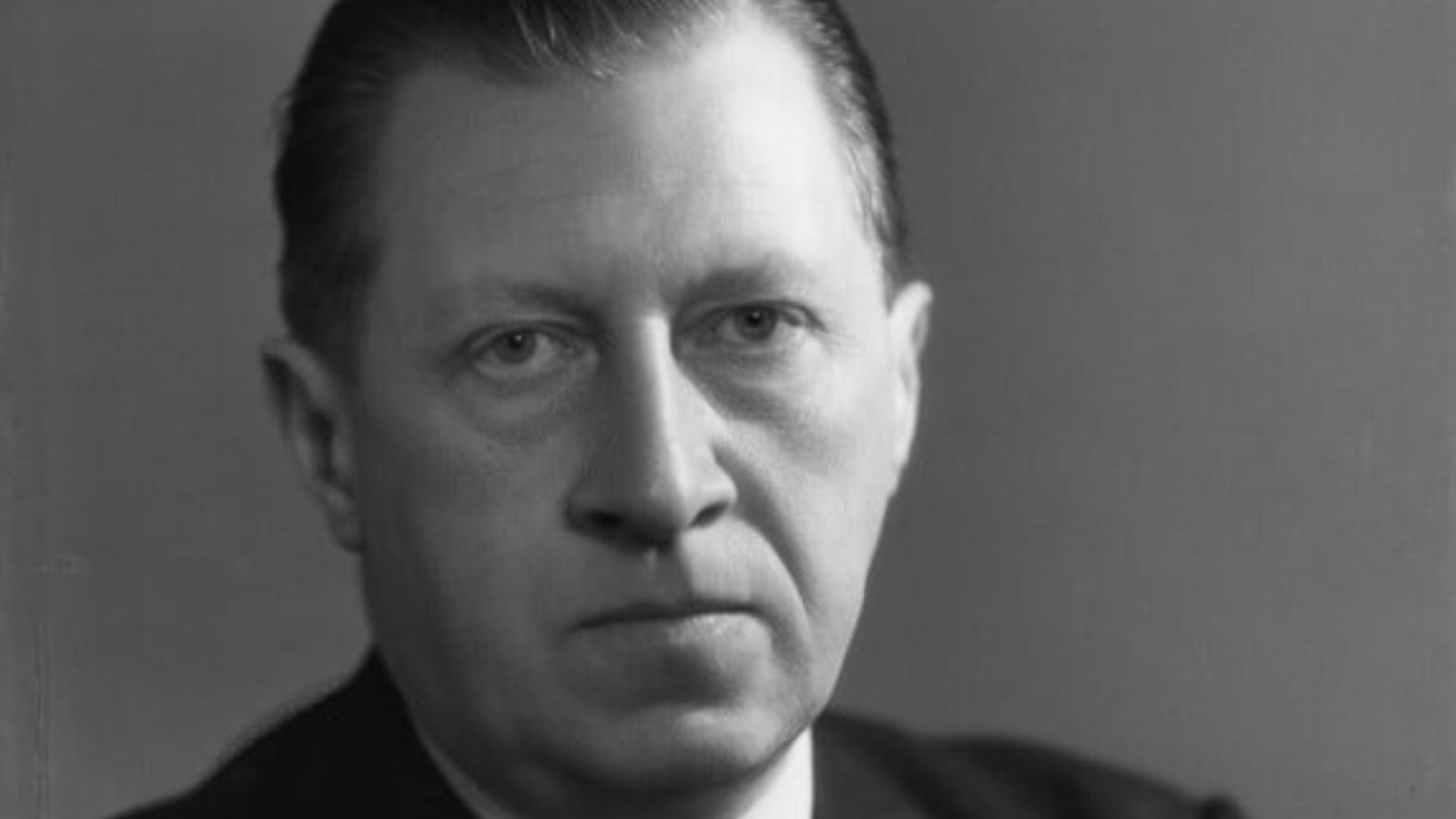 File:Osbert Sitwell in 1939.jpg