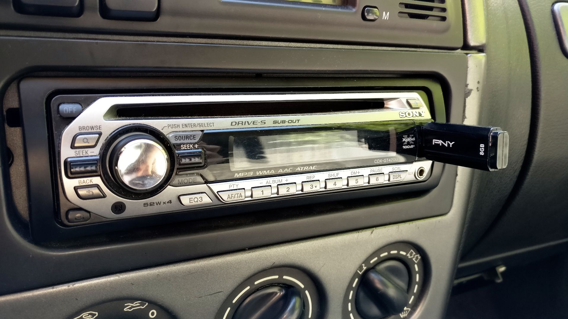 File:Sony CDX-GT420U car radio with PNY USB flash drive.jpg