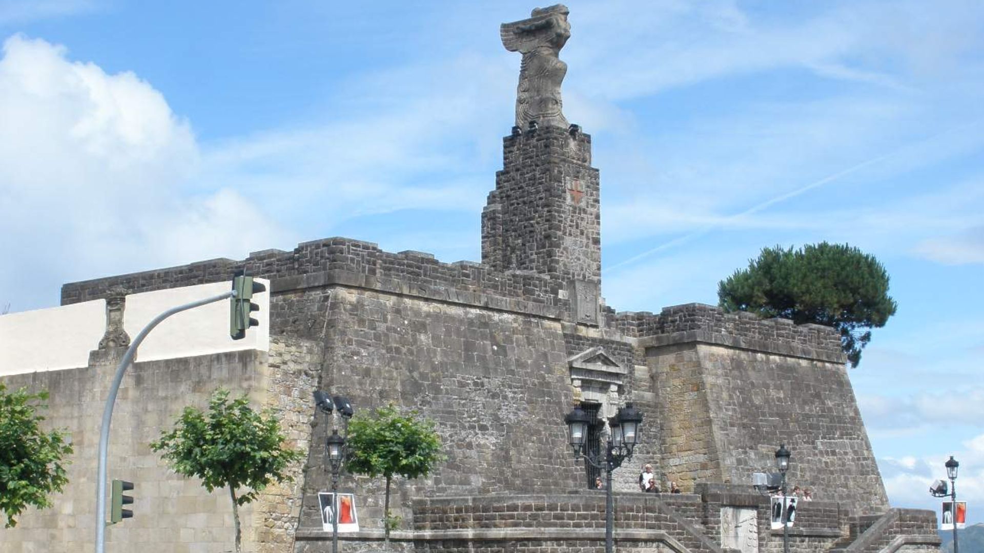 File:Getaria - Monumento a Juan Sebastian Elcano (Victorio Macho, 1925) 3.JPG