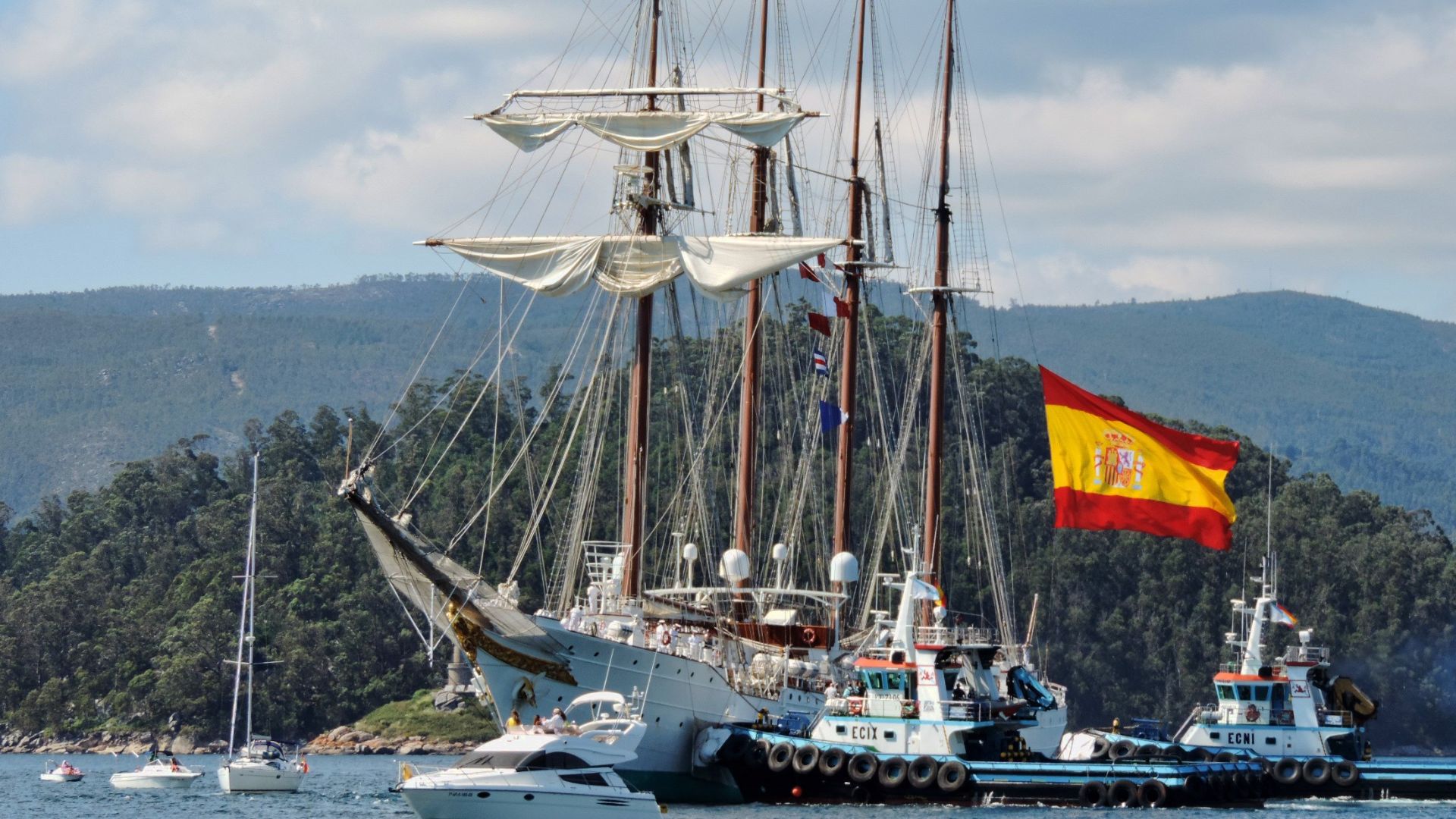 File:Juan Sebastián Elcano remolcado al muelle (14466143300).jpg