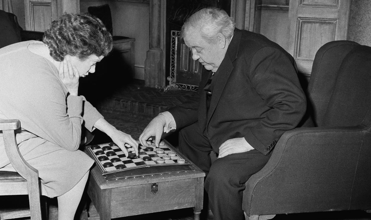 Actors Elsa Lanchester (1902-1986) and Charles Laughton (1899-1962) on stage playing backgammon during a performance of 'The Party' at the New Theatre, London, June 9th 1958.